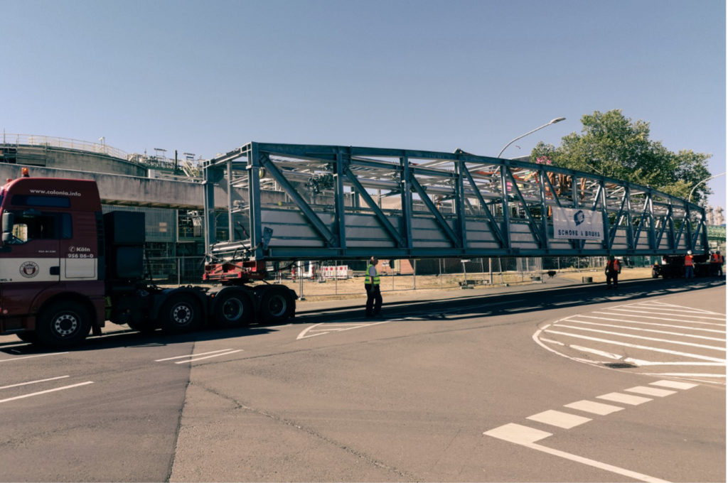 Transport einer kompletten Brücke mittels Schwertransport