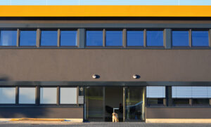 Eingang zum Firmengebäude der Firma Eier Weiss in Dietzenbach.