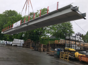 Die Brücke in Harsefeld hängt am Schwerlastkran und wird eingehoben