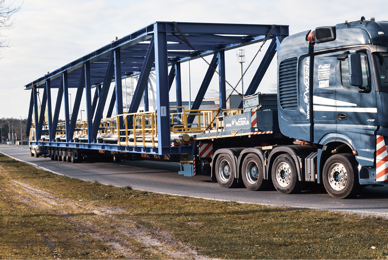 Rohrbrückentransport zum Eurohafen in Haren (Emsland).