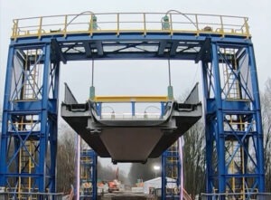 Die Silvertbachbrücke wird angehoben.