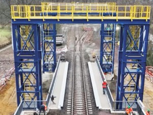 Die Silvertbachbrücke wurde montiert und die Gleise wieder verlegt.