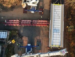 Anlieferung der Silvertbachbrücke und Verladung auf den Zugwaggon.