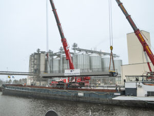 Die Silvertbachbrrücke wird mit zwei Schwerlastkränen auf das Schiff im Eurohafen eingehoben.