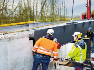 Projektleiter und Bauleiter tauschen sich aus.